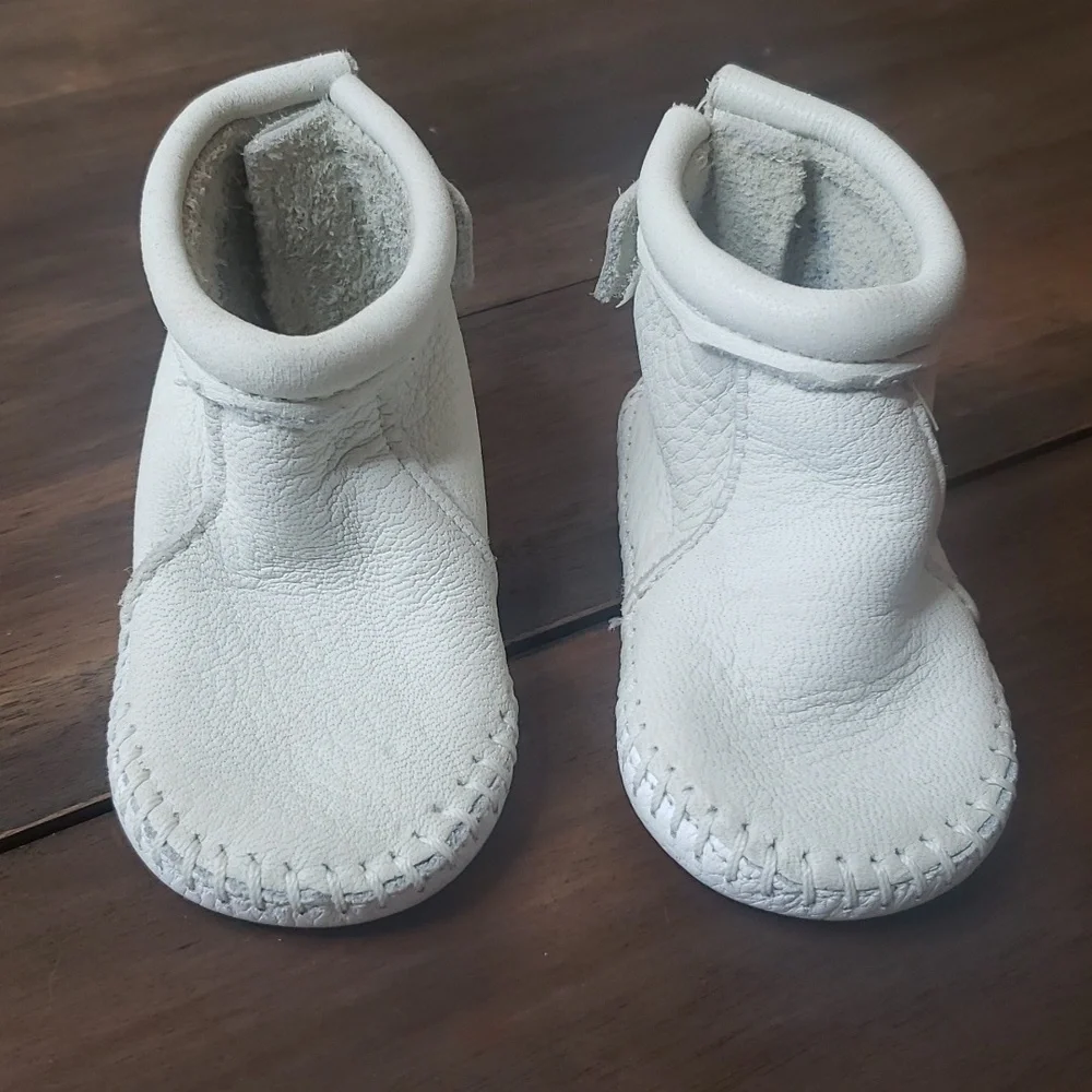 Minnetonka Leather Booties Sz 1